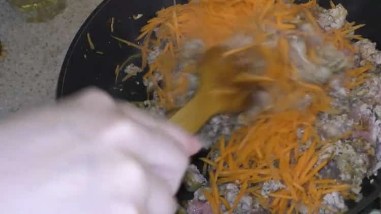 Zum Kochen von Nudeln Karotten braten