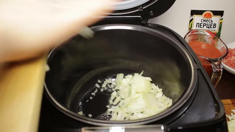 Per cuocere la pasta con carne macinata, friggere la cipolla