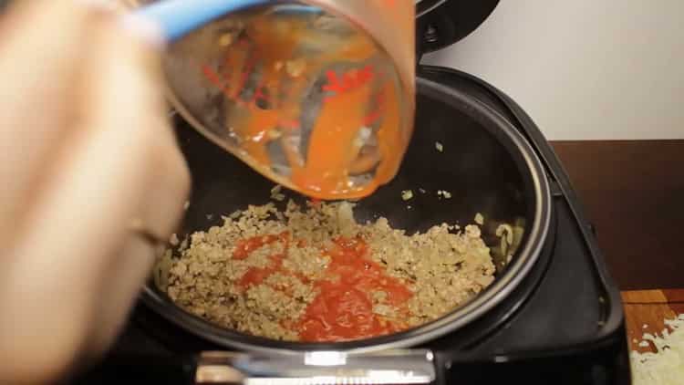 Fügen Sie Tomaten für gehackte Teigwaren hinzu