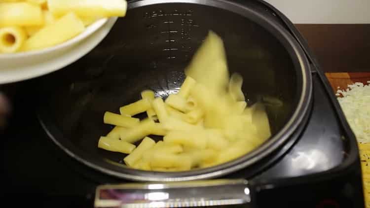 Upang ihanda ang pasta na may tinadtad na karne, ilatag ang unang layer