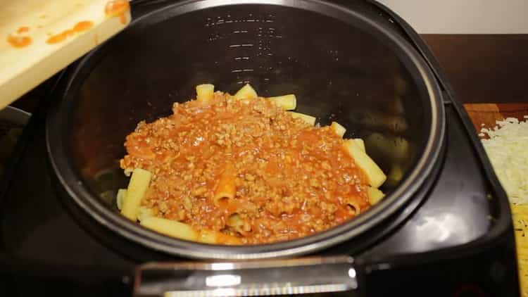 Per preparare la pasta con carne macinata, stendere uno strato di carne macinata