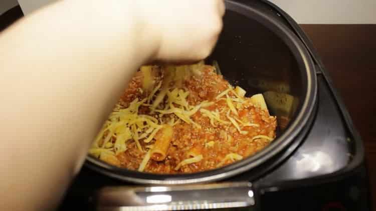 Per fare la pasta con carne macinata, versare uno strato di formaggio