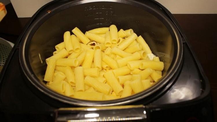 Viimeistele kerros kerrosta valmistaa jauhelihaa sisältävä pasta