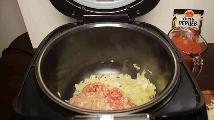 A tészta és a darált hús kombinálásához az összetevőket össze kell keverni