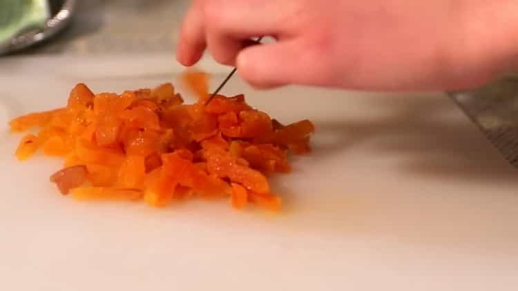 Upang makagawa ng matamis na pasta, gupitin ang persimmon