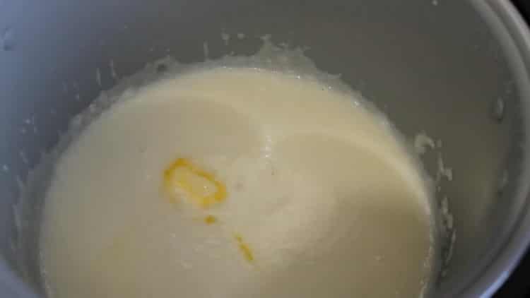Una ricetta semplice per il porridge di semola nel latte in una pentola a cottura lenta