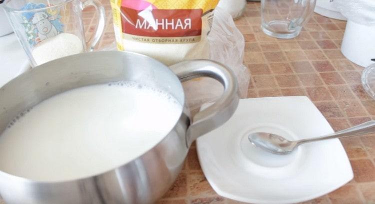 Versare il latte nella padella, aggiungere acqua.
