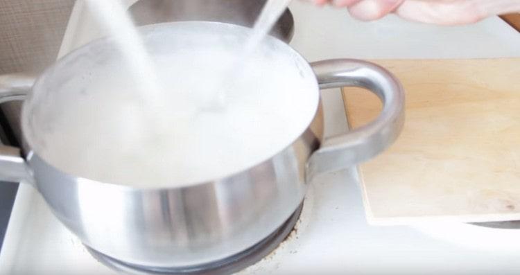 Доведете млякото до кипене и изсипете на тънка струйка грис, като непрекъснато бъркате.