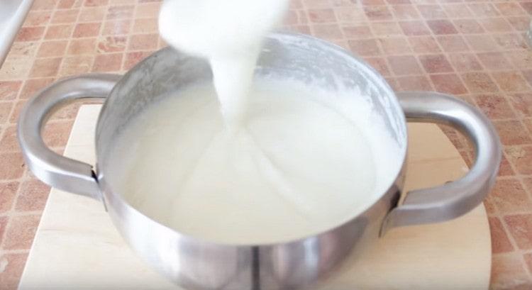 Il delizioso porridge di semola nel latte è pronto.