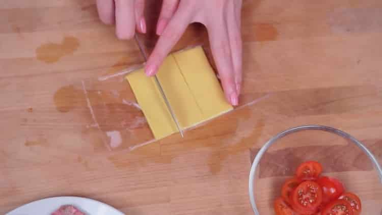Für die Zubereitung von Burgern den Käse hacken