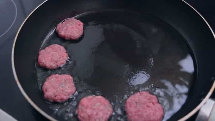 Pro výrobu hamburgerů smažte kotlety