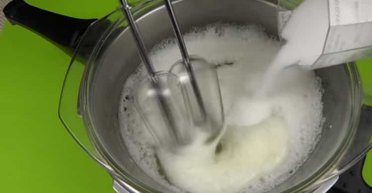 Norėdami pasidaryti šlapią meringue, įpilkite cukraus