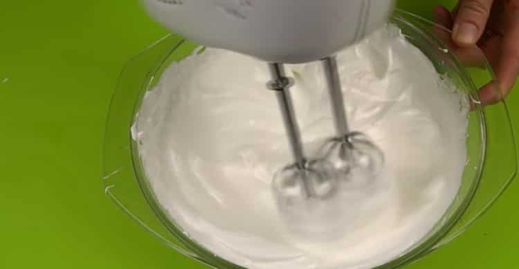 Norėdami pasidaryti šlapias meringues, sumaišykite ingredientus.