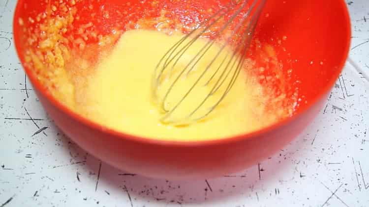 Upang ihanda ang gatas na jelly na may gulaman, talunin ang mga yolks