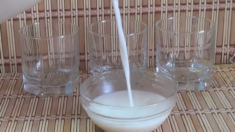 Valmistaa astiat maidon hyytelön valmistamiseksi