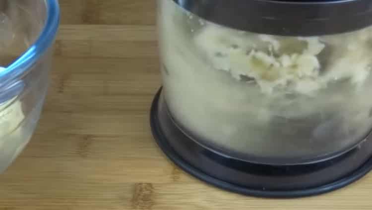 Drehen Sie eine Banane in einem Mixer, um Eis zuzubereiten