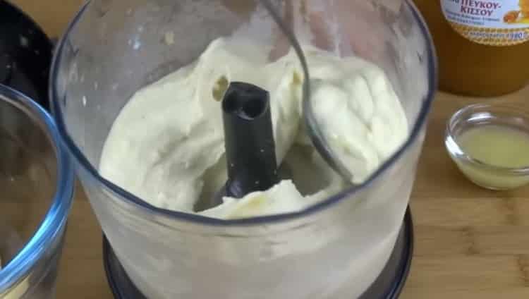 Ανακατέψτε τα συστατικά για να φτιάξετε παγωτό.
