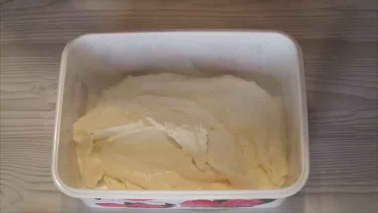 Για να προετοιμάσετε το παγωτό, ετοιμάστε τα πιάτα