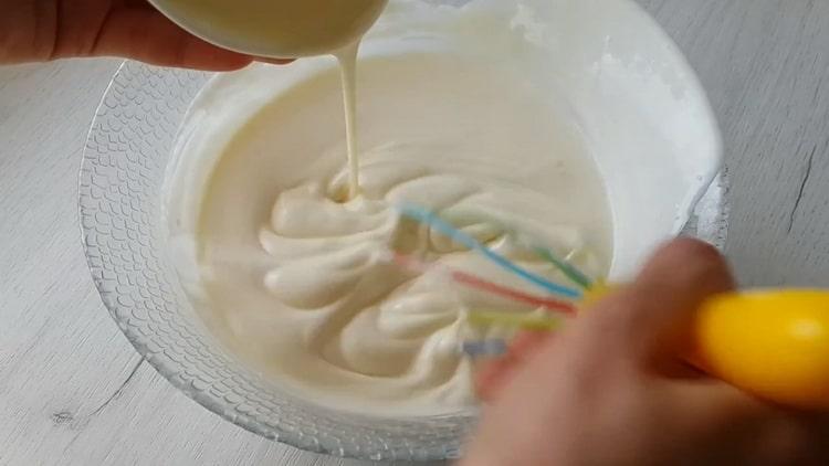 Комбинирайте съставките, за да направите тортата мус