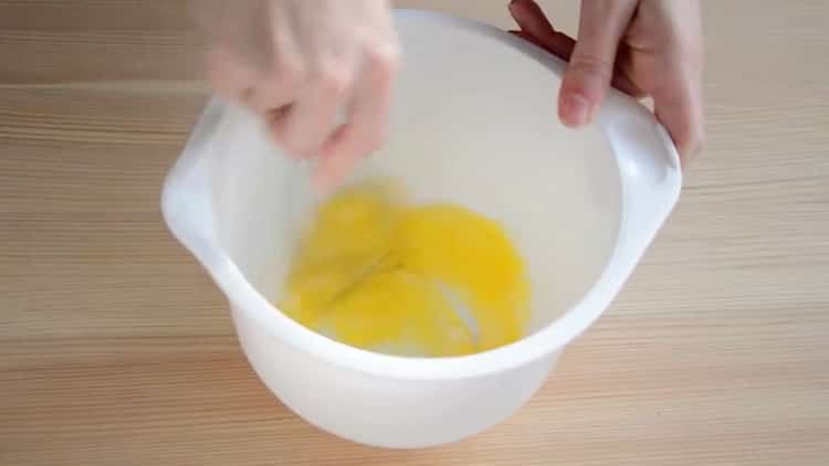 Sbattere le uova per fare una torta.