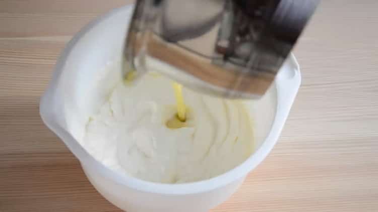 Pagsamahin ang cream at tsokolate upang makagawa ng isang cake