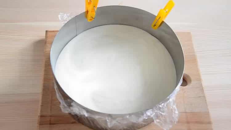 Um einen Kuchen zu backen, gießen Sie ihn in eine Form