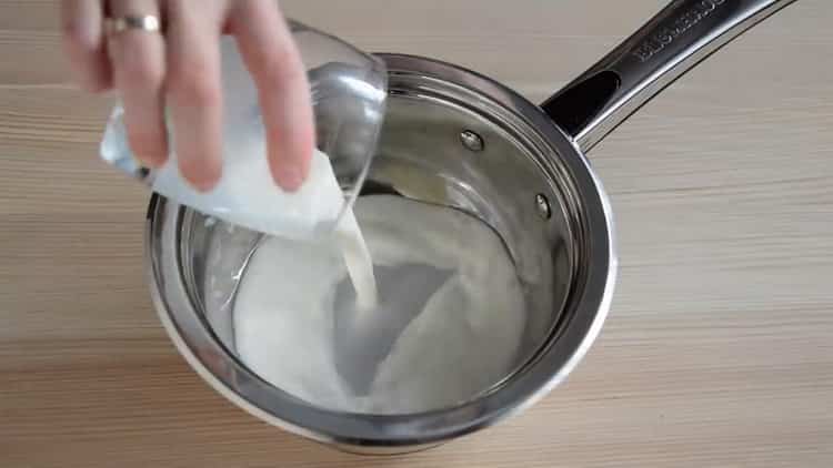 Загрейте млякото, за да направите торта