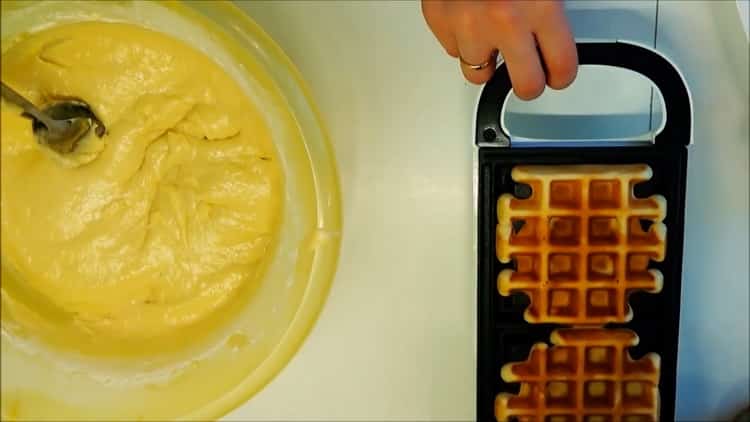 Upang makagawa ng malambot na waffles, maghanda ng isang gumagawa ng waffle