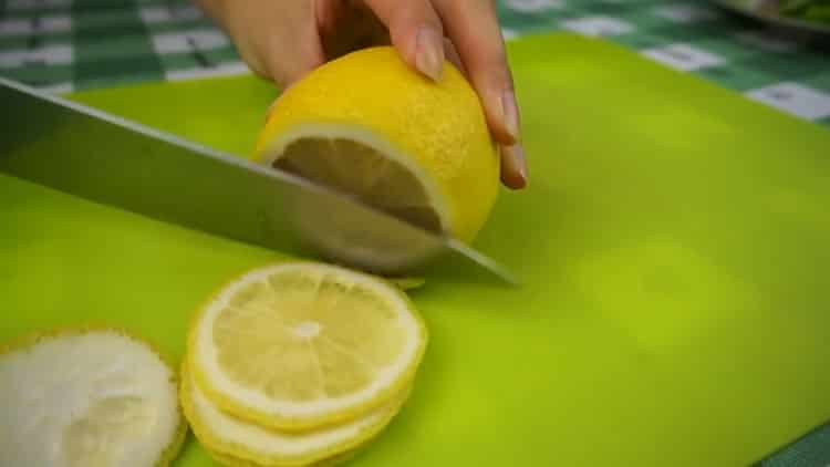 Για να κάνετε ένα ποτό, κόψτε τα λεμόνια
