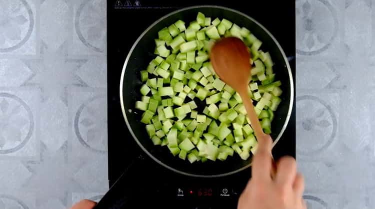 Für die Zubereitung von Gemüselasagne die Zucchini schneiden