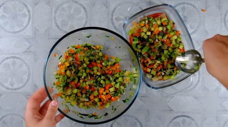 Разпределете съставките, за да направите зеленчукова лазаня.