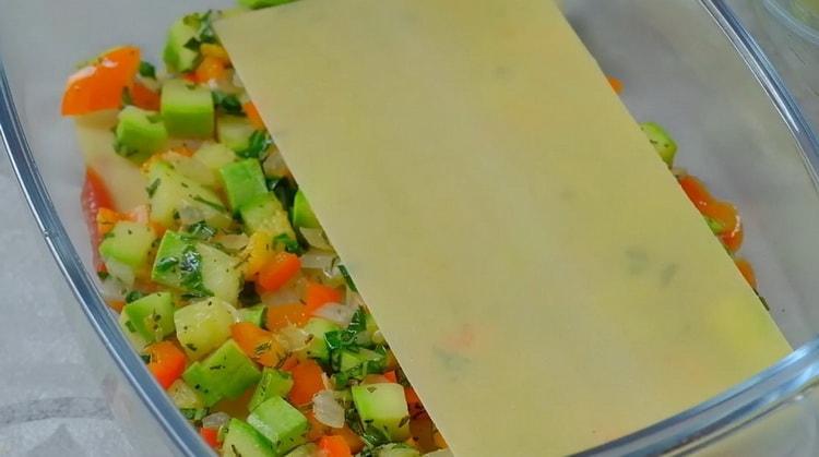 Bereiten Sie Lasagne-Blätter für Gemüselasagne vor