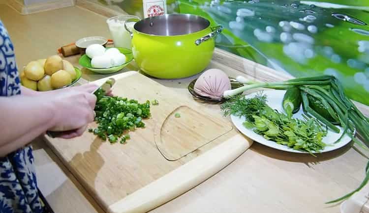 Az okroshka főzéséhez apróra vágjuk a zöldeket