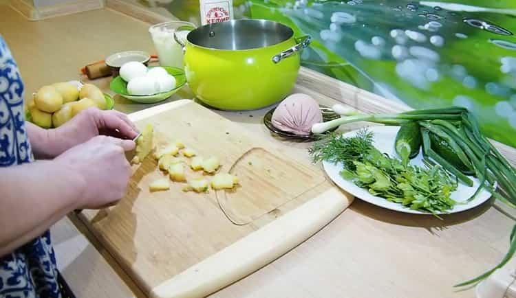 Hogyan lehet főzni egy klasszikus okroshka-t egy klasszikus recept alapján egy fotóval