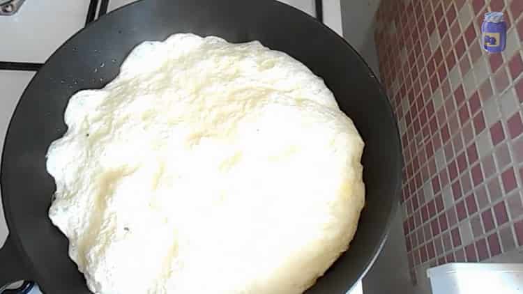 Wie man lernt, ein köstliches klassisches Omelett zu kochen