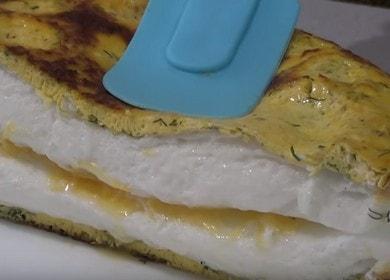 Ruoanlaitto kotona omletti ular askel askeleelta -ohjeen mukaan valokuvan kanssa.