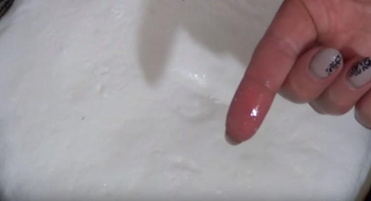 Tarkastamme munakaslaarin valmiuden sormella: minkään ei pidä tarttua siihen.