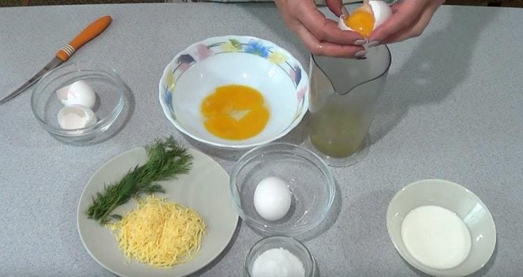 разделете яйцата на белтъци и жълтъци.