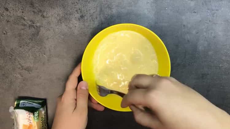 Upang makagawa ng isang omelet, ihanda ang mga sangkap