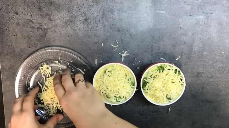 Norėdami paruošti omletą, sudėkite ingredientus į formą