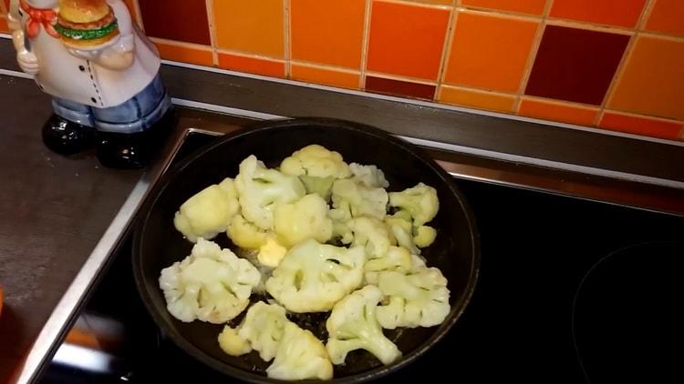 Για να κάνετε μια ομελέτα, τηγανίζουμε το λάχανο