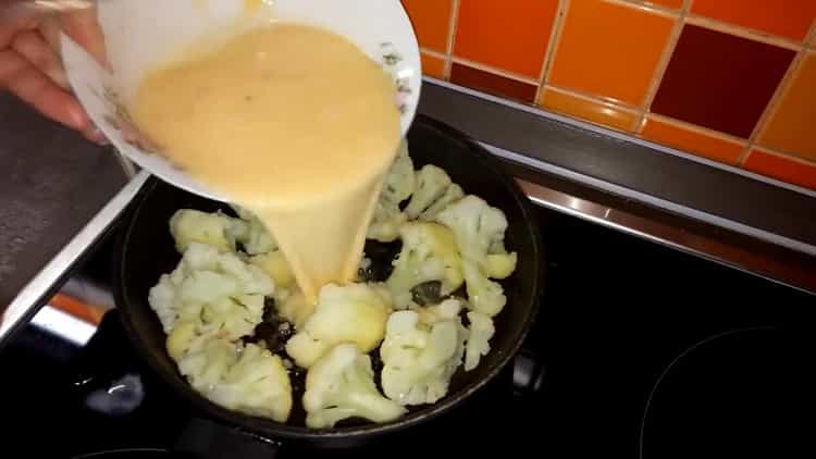 Chcete-li vytvořit omeletu, zkombinujte vejce se zelím