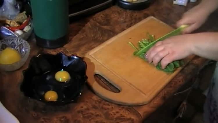 Готвене омлет със спанак