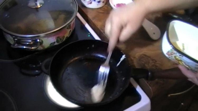 Für ein Omelett die Pfanne erhitzen