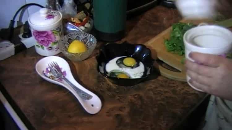Porazit vejce, aby se omeleta