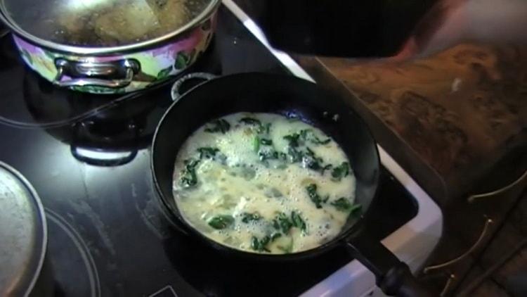 Sumaišykite ingredientus keptuvėje, kad gautumėte omletą