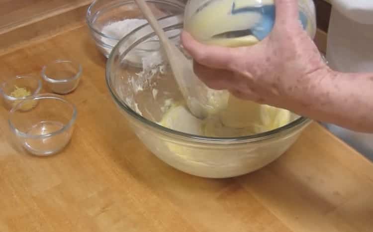 Kombinálja az összetevőket a tészta előállításához