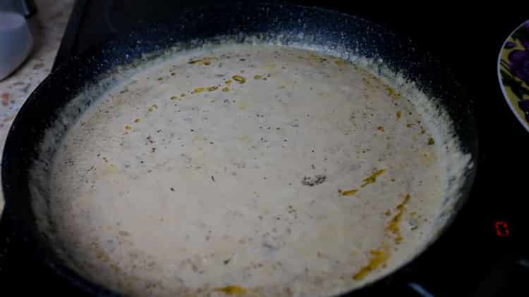 Per fare la pasta di Alfredo, prepara la salsa