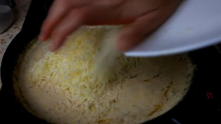 Alfredo paszta készítéséhez reszeljük sajtot