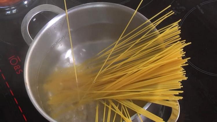 Kochen Sie die Spaghetti, um die Nudeln zu kochen